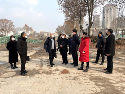 2月8日，西安市資規(guī)局蓮湖分局谷志毅局長(zhǎng)、馬宏偉副局長(zhǎng)及相關(guān)領(lǐng)導(dǎo)來企調(diào)研總部經(jīng)濟(jì)區(qū)項(xiàng)目進(jìn)展情況。在聽取陳西功董事長(zhǎng)對(duì)項(xiàng)目情況的匯報(bào)后，谷志毅局長(zhǎng)表示，資規(guī)局將竭力做好職能工作，加快各項(xiàng)手續(xù)的辦理，為總