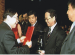 原陜西省省長(zhǎng)袁純清為吳秦頒發(fā)“世界華商領(lǐng)袖功勛獎(jiǎng)”